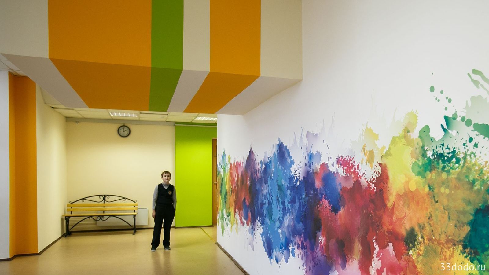 стена с яркими красками около кабинета рисования
